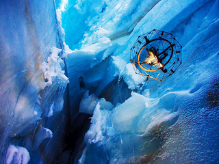Illustration for article titled Este dron puede explorar dentro de glaciares y cuevas para ayudar a realizar rescates